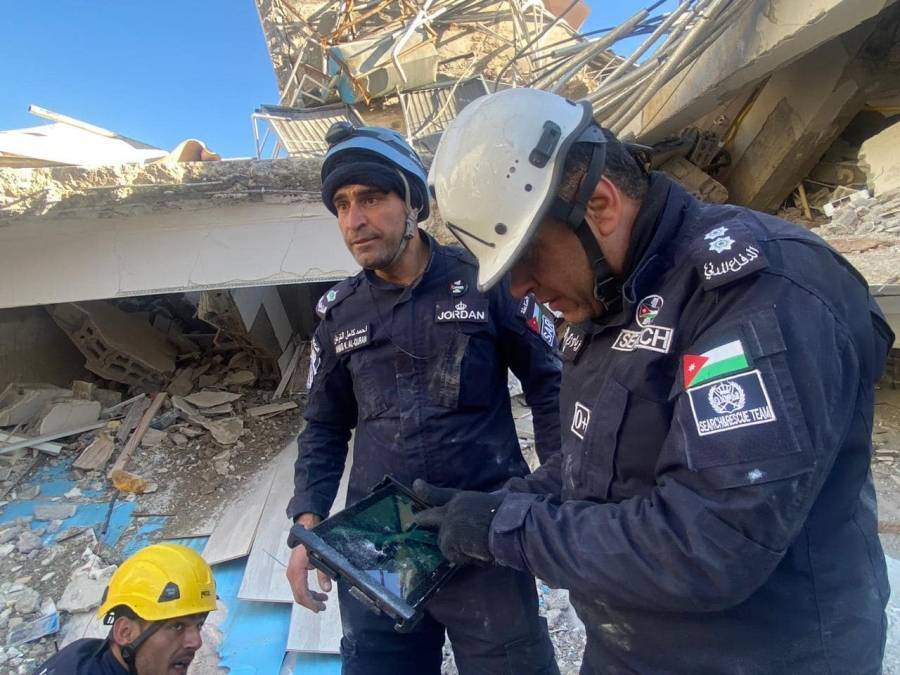 شاهد بالصور نشامي فريق البحث والانقاذ الاردني يتواصلون أداء الواجب في سوريا وتركيا