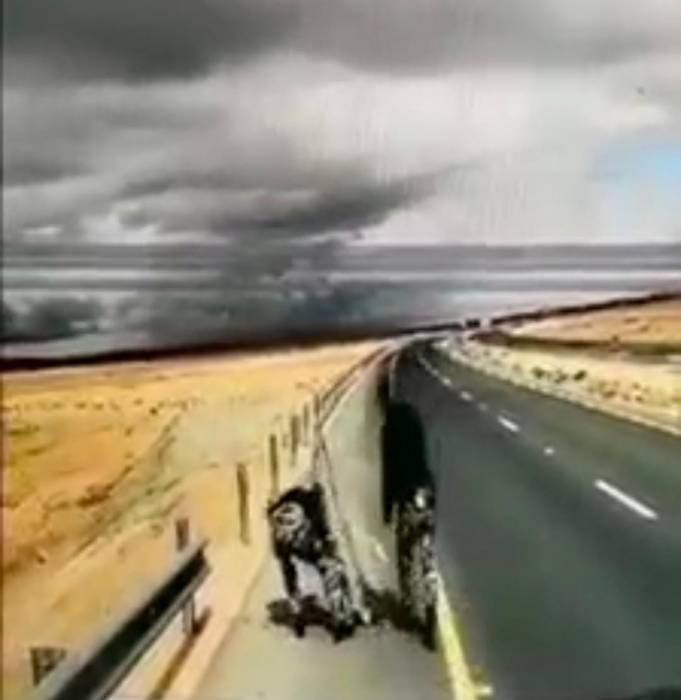 شاهد بالفيديو ..نشامى الجمارك في مديرية الترفيق الجمركي يقومون بازالة العوائق عن الطريق الصحراوي نتيجة الرياح الشديدة