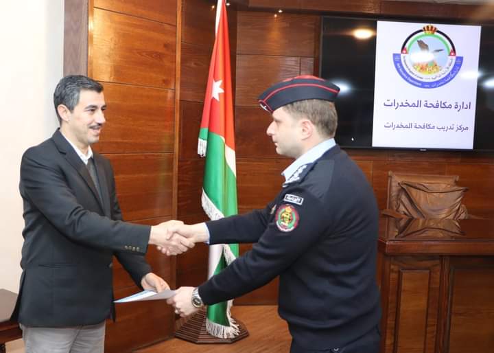 تخريج دورة مكافحة المخدرات  لعدد من مرتبات مديرية الأمن العام