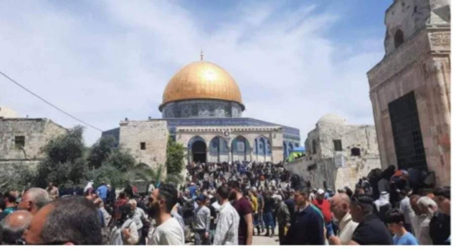 70 ألفًا يؤدون صلاة الجمعة في المسجد الأقصى