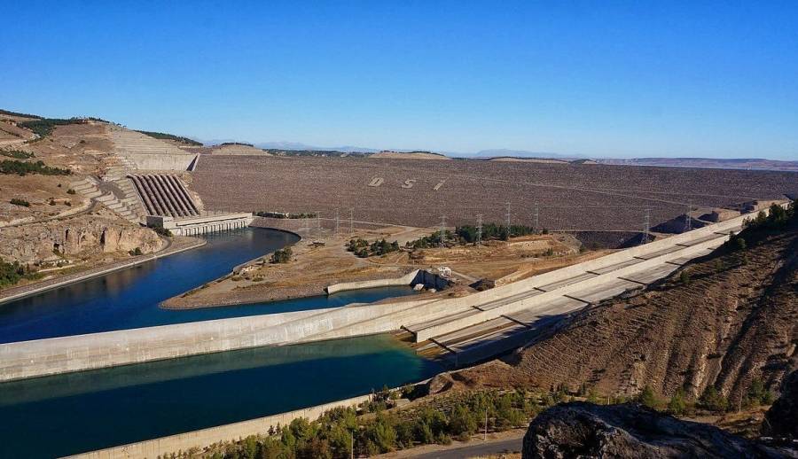 خوفا من انهياره بفعل الزلزال .. تركيا تفتح أكبر سدودها على نهر الفرات