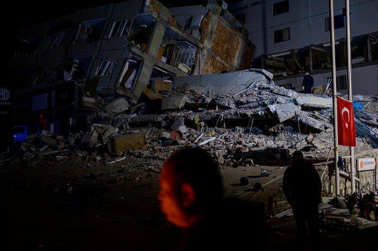 100 ساعة تحت الأنقاض.. ملحمة إنقاذ تنتهي بإخراج زينب حية