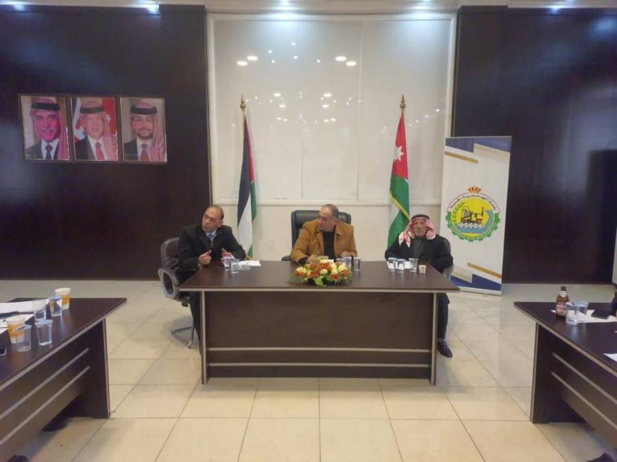 رئيس بلدية الهاشمية عبد الرحيم القلاب ونائبه وعدد من أعضاء المجلس  في إرادة