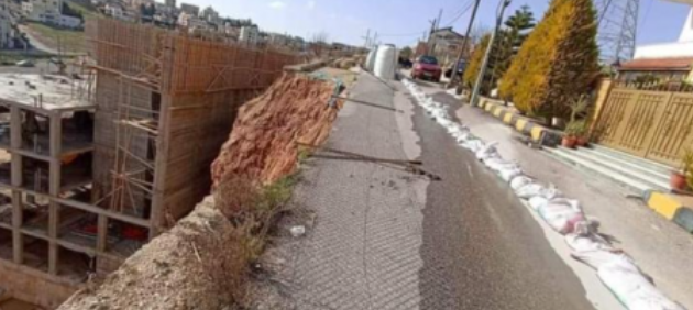 بلدية السلط توضح حول انهيارات ناتجة عن حفريات تشكل خطورة على المباني السكنية بضاحية الزهور في السلط .. صور