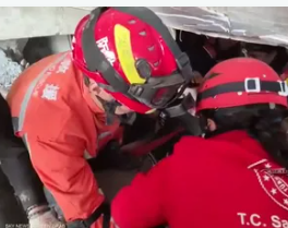 أمل وسط أنقاض الزلزال.. إنقاذ 3 سيدات بعد عشرات الساعات