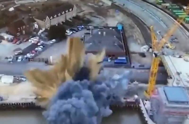 انفجار قنبلة من الحرب العالمية الثانية ببلدة نورفولك في بريطانيا