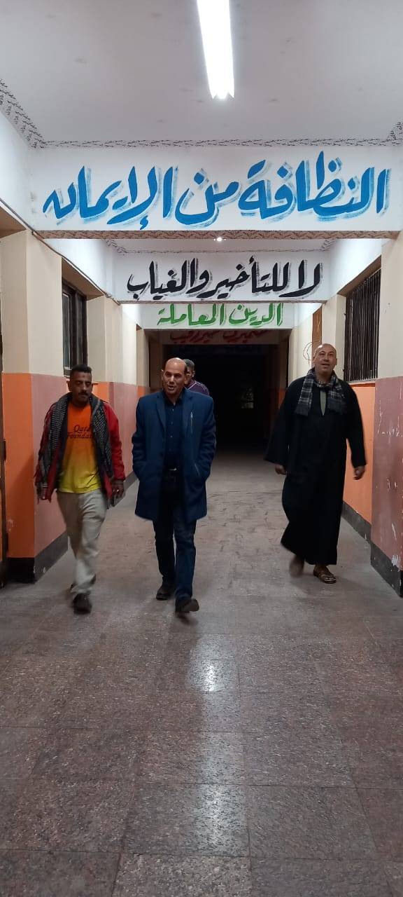 عكاشة يتفقد المدارس ليلا للاطمئنان على النظافة وتواجد الأمن