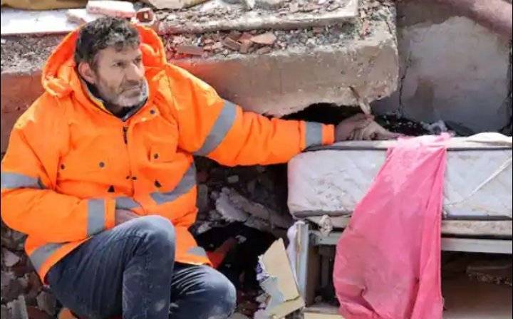 ما هي القصة وراء صورة الأب التركي التي لن ينساها الكثيرون؟