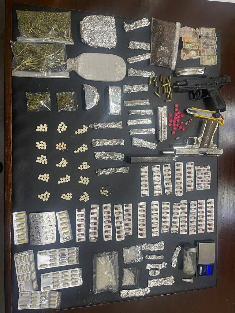 إدارة مكافحة المخدرات تلقي القبض على أحد أخطر موزّعي المخدرات في العاصمة ، وتتعامل مع عدد من القضايا النوعية