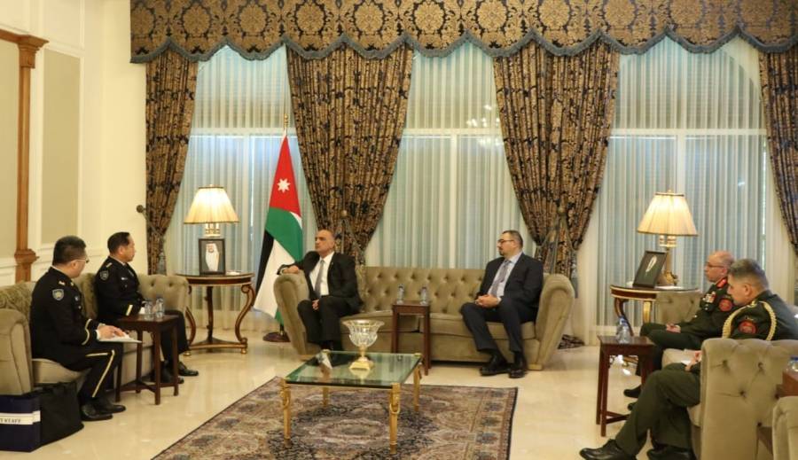 رئيس الوزراء يلتقي رئيس أركان قوات الدفاع الذاتي الياباني