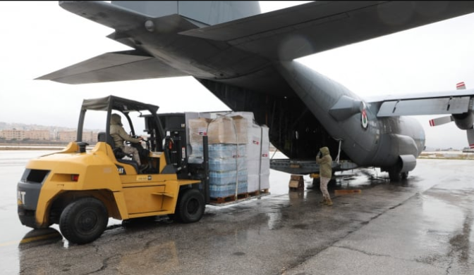 سلاح الجو الأردني ينقل 480 خيمة إلى المتضررين من الزلازل