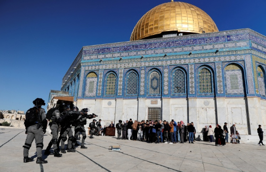 عشرات المستوطنين المتطرفين يقتحمون باحات الاقصى