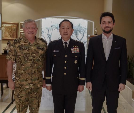 الملك يستقبل رئيس هيئة الأركان المشتركة لقوات الدفاع الذاتي الياباني