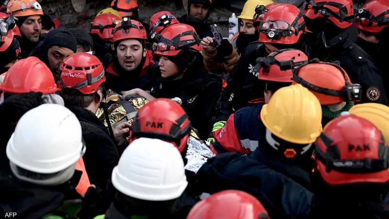 تركيا.. الإنقاذ يواصل انتشال الأحياء من تحت الأنقاض