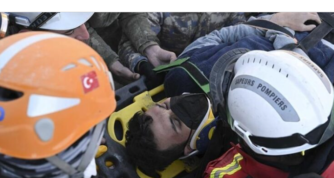 بعد 198 ساعة.. إنقاذ شقيقين من تحت أنقاض زلزال تركيا