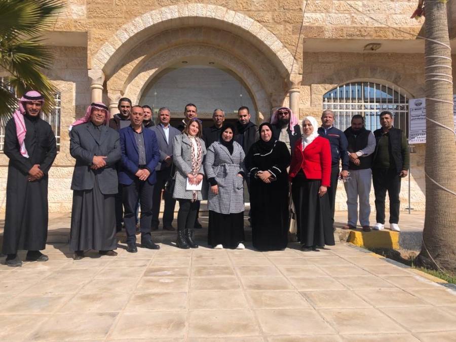 المحافظ النجادا يترأس اجتماعاً في بلديتي المنشية والزعتري