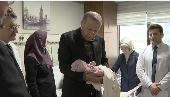 أردوغان يطلق اسم عائشة بتول على مولودة لأم ناجية من الزلزال