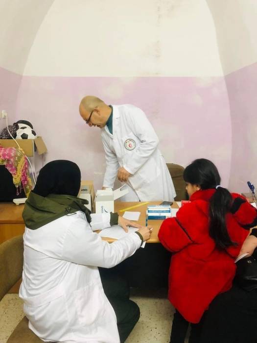 الخدمات الطبية العسكرية الفلسطينة تشارك في يوم طبي  داخل البلدة القديمة بالخليل ...صور