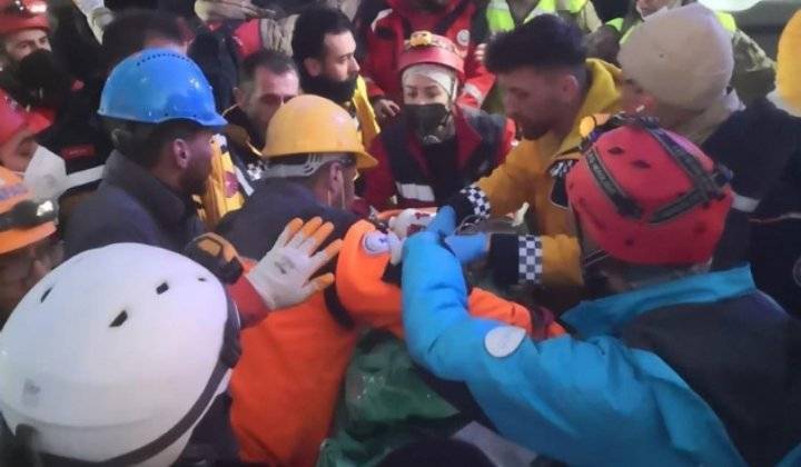 بعد 207 ساعات.. إنقاذ تركي من تحت أنقاض الزلزال