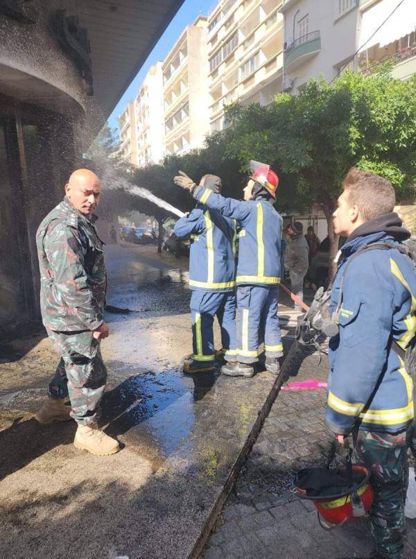 محتجون يحرقون مصارف ويقطعون طرق بلبنان