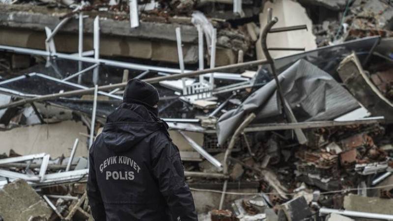 اعتقال رجل في تركيا حاول خطف طفل نجا من الزلزال