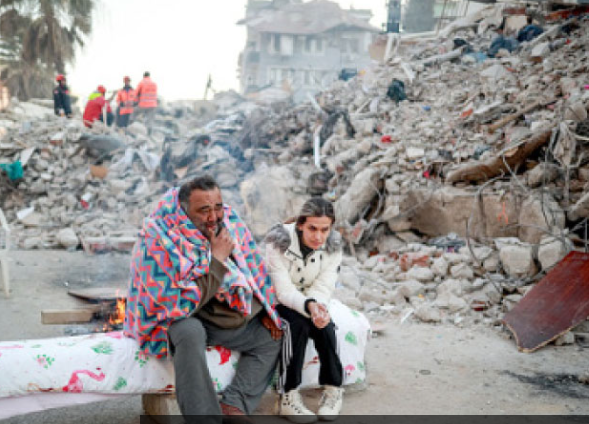 صغار يتأثرون بمشاهد الضحايا والدمار الذي خلفه الزلزال.. ما دور الأهل في طمأنتهم؟