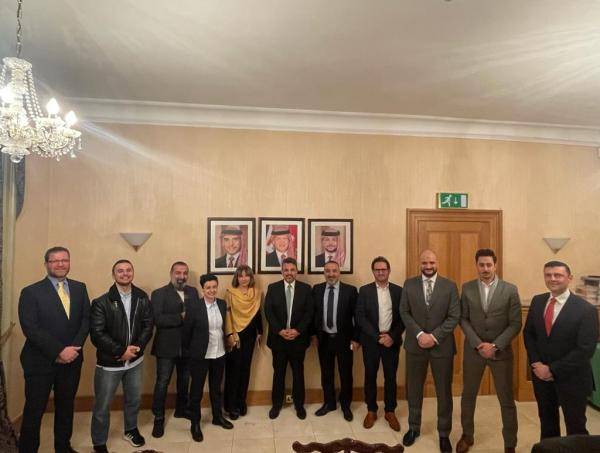 السفير الدباس يلتقي نخبة من أبناء الجالية في بريطانيا