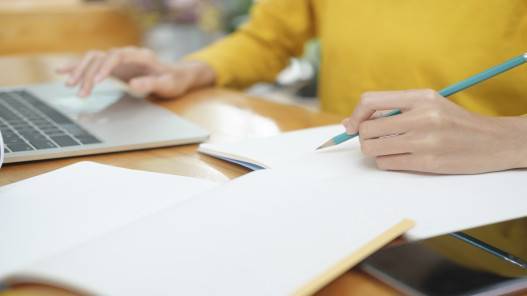 تقديم طلبات إساءة الاختيار والانتقال من تخصص إلى آخر ومن جامعة إلى أخرى من الأحد