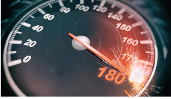 ضبط مركبة تسير بسرعة جنونية.. واتخاذ المقتضى القانوني بحق السائق  تفاصيل