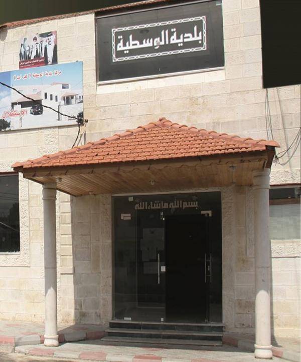 بلدية الوسطية تنفذ مشروعا لتصريف المياه