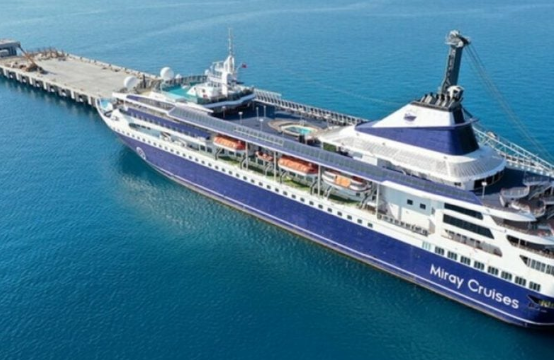 بالصور.. فندق عائم لإيواء المتضررين من الزلزال في تركيا