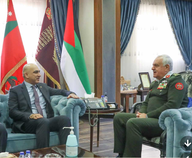 رئيس هيئة الأركان المشتركة يستقبل وفداً عسكرياً عُمانياً