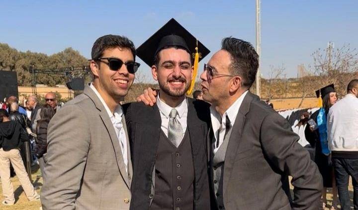 بالصور .. مصطفي قمر يهنئ إبنه تيام علي التخرج