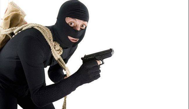 صُراخ سيدة ينقذ منزلها من السرقة.. واللص ينال جزاءه