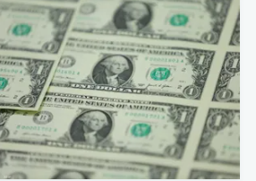 الدولار يتراجع عن ذروة 6 أسابيع وسط ترقب لتحركات الفيدرالي