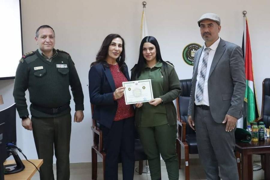 الخدمات الطبية العسكرية الفلسطينة وهيئة التدريب العسكري تخرجان دورة الحاسوب التأسيسية.