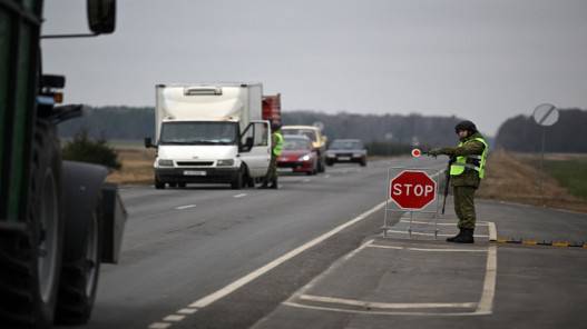 طابور شاحنات بضائع بطول 40 كلم على الحدود بين بولندا وبيلاروس
