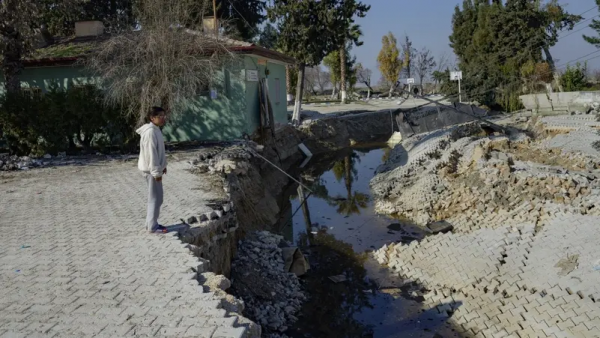 بلدة تركية قسمها الزلزال إلى قسمين وقلب شوارعها