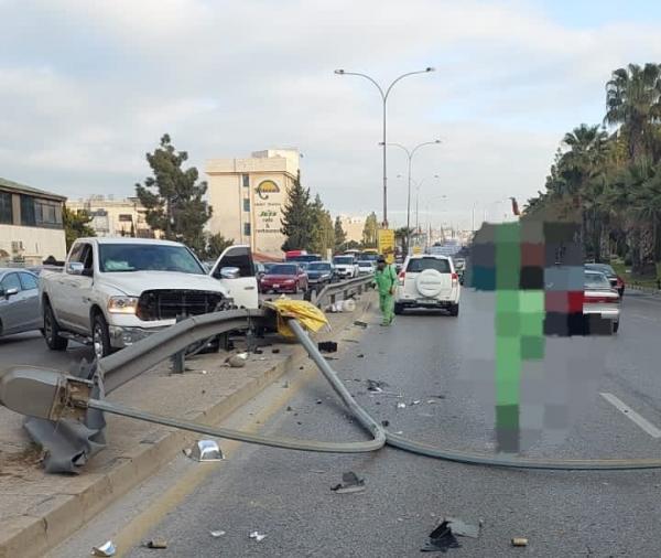 تدهور مركبة واصطدامها بعامود كهرباء باتجاه السابع