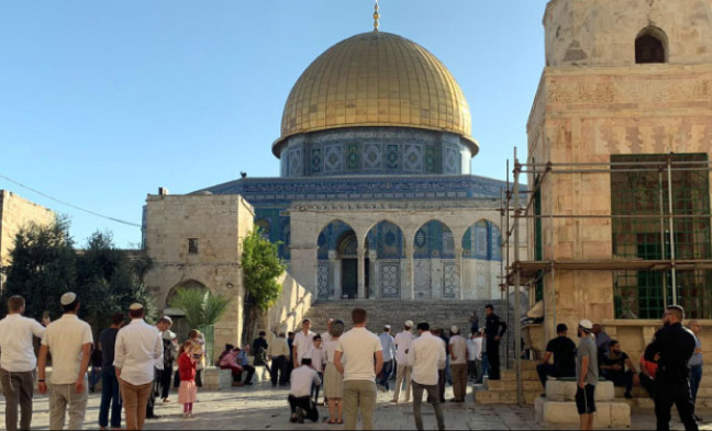 مستوطنون متطرفون يقتحمون المسجد الأقصى