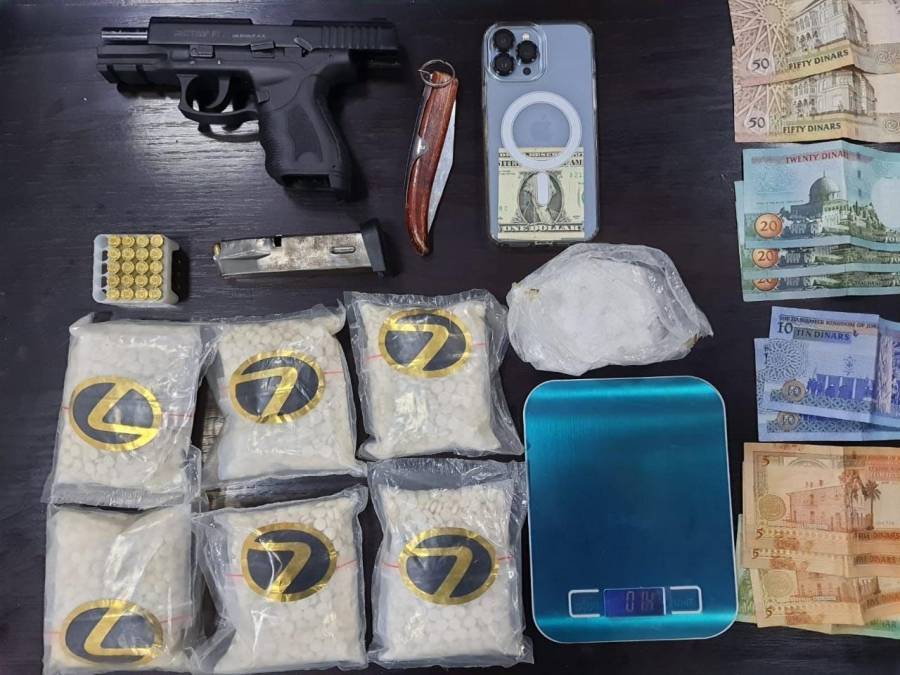 مكافحة المخدرات تلقي القبض على خمسة تجار مخدرات وتحبط تهريب كمية كبيرة من الحبوب المخدرة ...صور