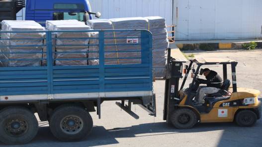 انطلاق قافلة مساعدات برية من 7 شاحنات لمتضرري الزلزال