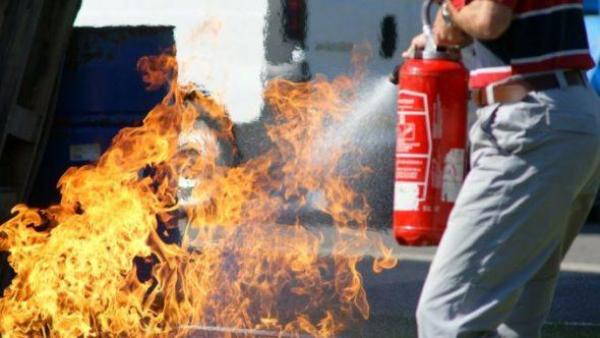 عشريني يضرم النار بمطعم في شارع الجامعة باربد