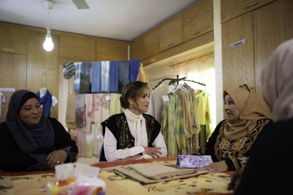 الملكة رانيا تلتقي سيدات في غور الصافي وتطلع على مشاريعهن الإنتاجية