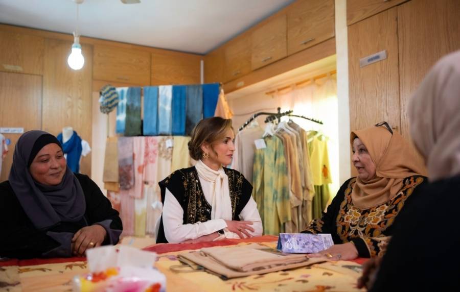 الملكة رانيا العبدالله تلتقي سيدات في غور الصافي وتطلع على مشاريعهن الانتاجية