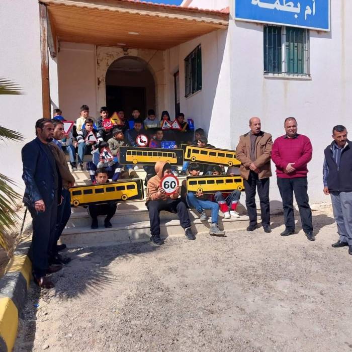 محاضرة عن الأساليب الصحيحة في قطع الشارع وتفاصيل الشواخص المرورية  في الموقر ...صور