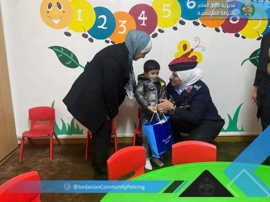 قيادة الشرطة النسائية تطلق مبادرة صحتنا بأيدينا ...صور