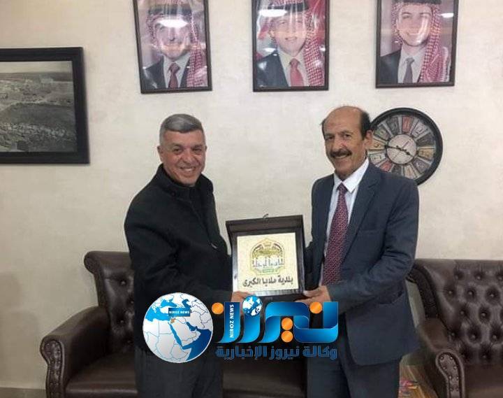 الرواجيح يكرم مصمم شعار البلدية عام 1994 المهندس محمد عبدالمحسن ابو الغنم