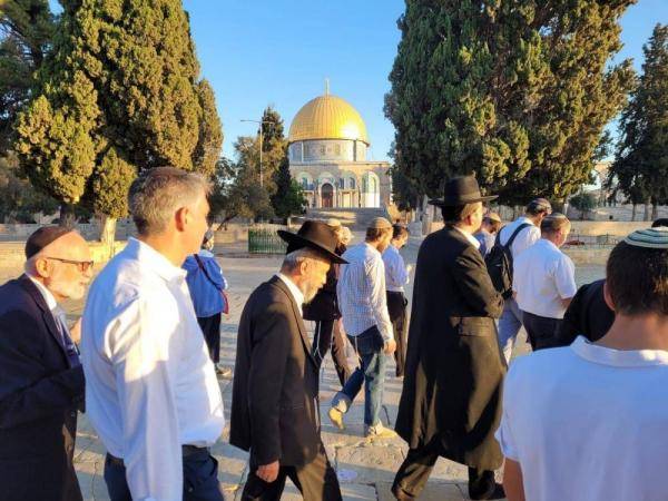 عشرات المستوطنين يقتحمون باحات الأقصى