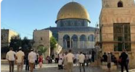 مستوطنون متطرفون يقتحمون باحات الأقصى